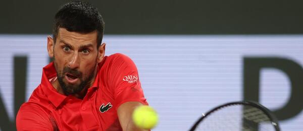 Novak Djokovič ve vítězném čtvrtfinále Roland Garros 2025, dnes Djokovič hraje semifinále proti Janniku Sinnerovi