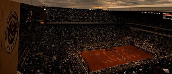 Centrální kurt Stade Roland-Garros v Paříži, kde proběhne finále French Open 2025