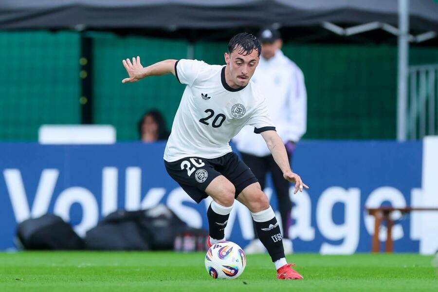Paul Nebel z německé reprezentace do 21 let během přátelského zápasu s RB Lipsko U19, červen 2025