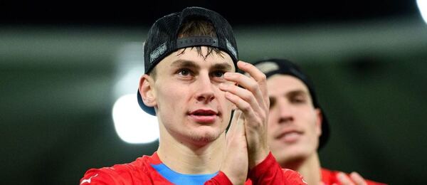 Kryštof Daněk slaví s fanoušky postup na EURO 2025 U21