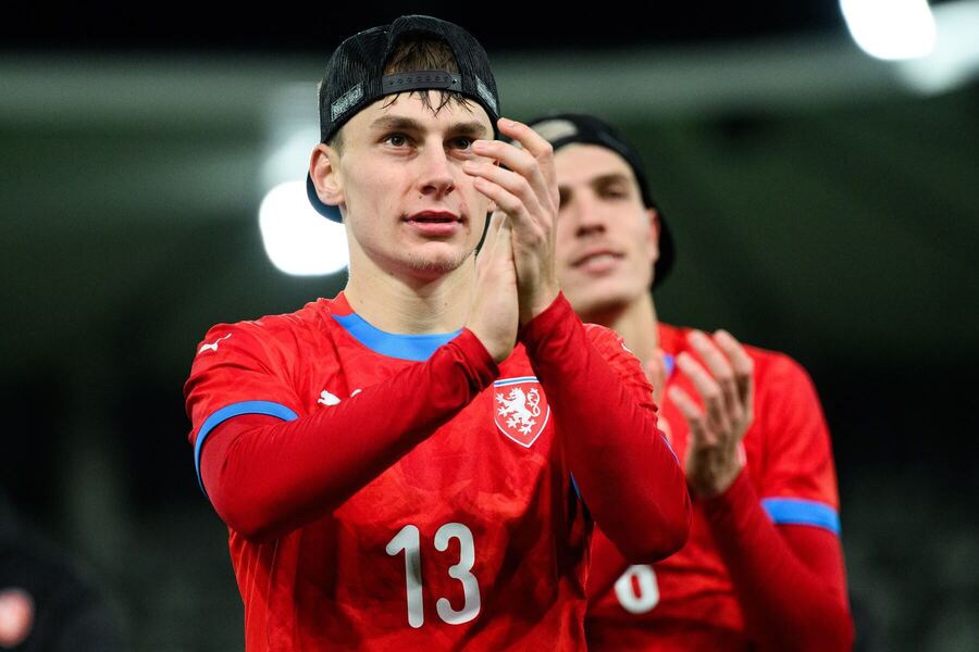 Kryštof Daněk slaví s fanoušky postup na EURO 2025 U21