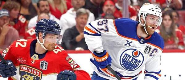 Finále Stanley Cupu 2025: Na snímku bek Floridy Gustav Forsling (vlevo) a Connor McDavid, kapitán Oilers