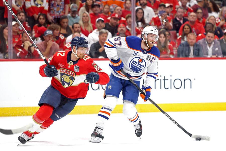 Finále Stanley Cupu 2025: Na snímku bek Floridy Gustav Forsling (vlevo) a Connor McDavid, kapitán Oilers