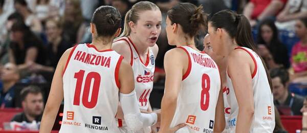 ME basketbal ženy 2025, hráčky české reprezentace se radí v průběhu zápasu s Černou Horou