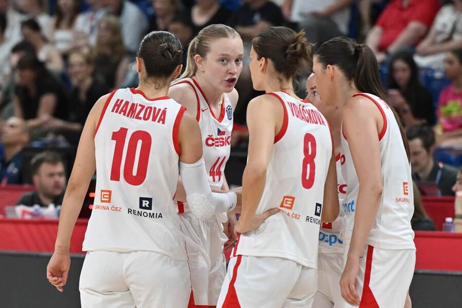 ME basketbal ženy 2025, hráčky české reprezentace se radí v průběhu zápasu s Černou Horou