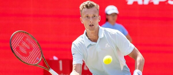 Jiří Lehečka na turnaji ATP 500 v Londýně, kde dnes hraje semifinále proti Jacku Draperovi
