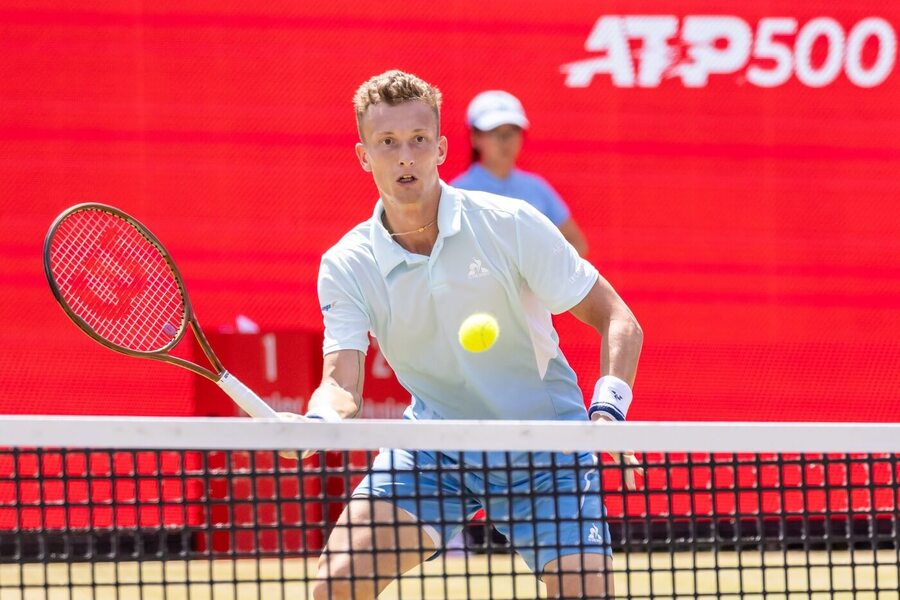 Jiří Lehečka na turnaji ATP 500 v Londýně, kde dnes hraje semifinále proti Jacku Draperovi