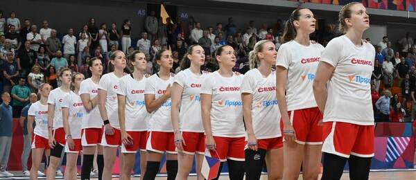 ME basketbal ženy 2025, české hráčky při hymně před startem zápasu s Portugalskem