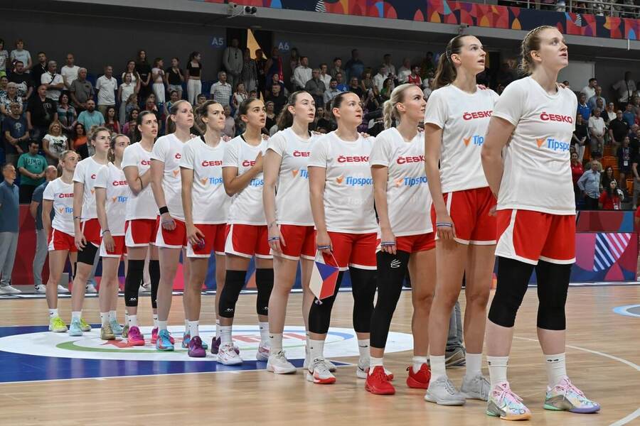 ME basketbal ženy 2025, české hráčky při hymně před startem zápasu s Portugalskem