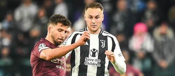 Ligová fáze Champions League 2024/25: Na snímku Rúben Dias (vlevo) hájící barvy Manchesteru City a Teun Koopmeiners z Juventusu