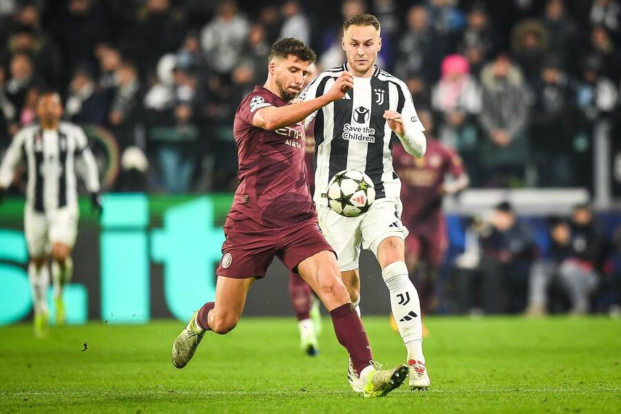 Ligová fáze Champions League 2024/25: Na snímku Rúben Dias (vlevo) hájící barvy Manchesteru City a Teun Koopmeiners z Juventusu