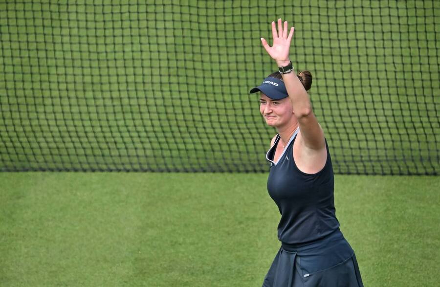 Barbora Krejčíková po postupu do čtvrtfinále WTA Eastbourne 2025. Jaký je dnešní český tenisový program?