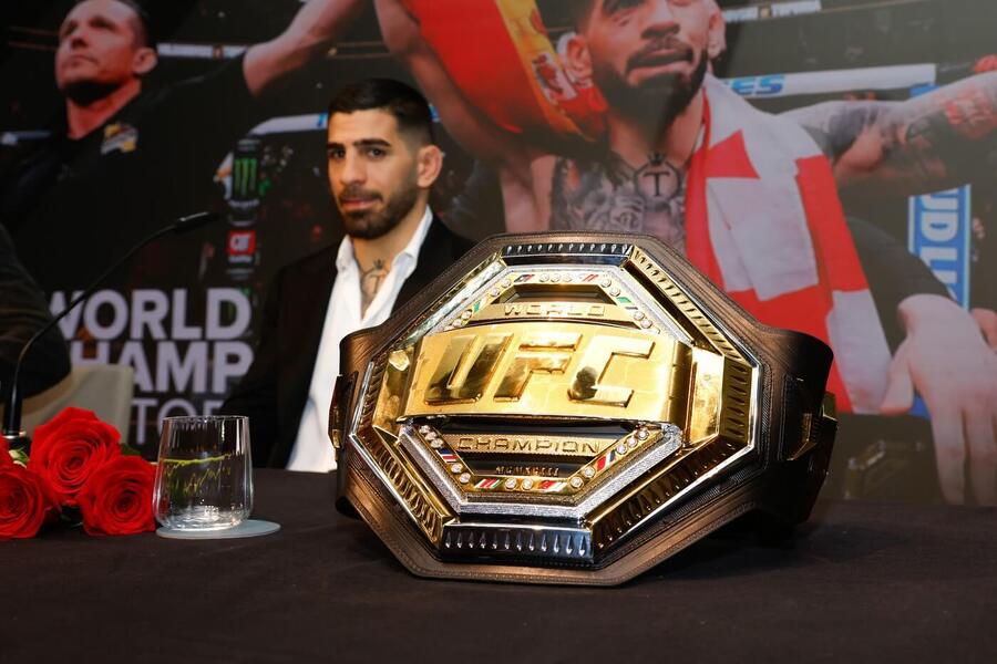 Ilia Topuria bude dnes na UFC 317 bojovat o svůj další šampionský pás proti Charlesi Oliveirovi. Vsaďte si na MMA s bonusem u Fortuny.