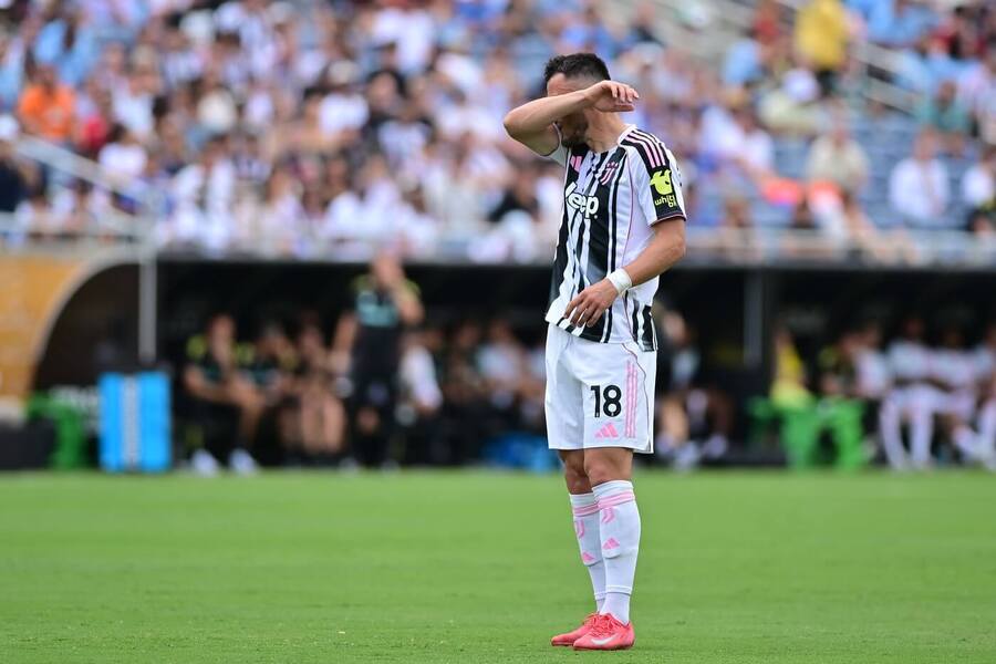 Záložník Juventusu Filip Kostić během utkání s Manchesterem City, MS klubů 2025