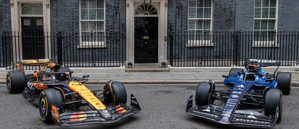 Formule 1 McLaren a Williams před sídlem britských premiérů v ulici Downing Street 10.