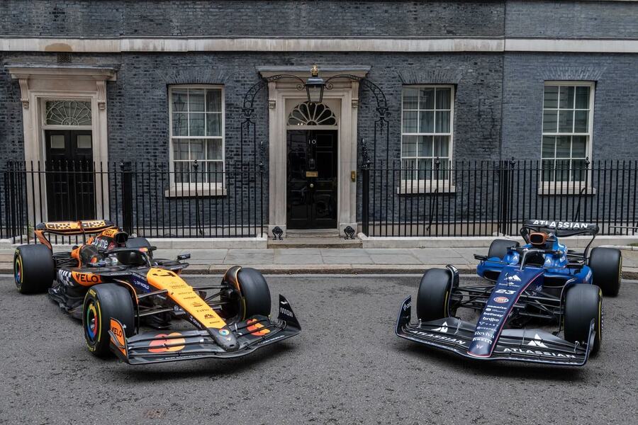 Formule 1 McLaren a Williams před sídlem britských premiérů v ulici Downing Street 10.