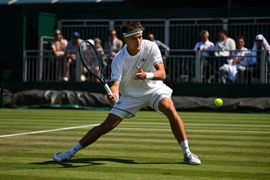 Český tenista Jakub Menšík ve vítězném zápase na Wimbledonu 2025, Menšík dnes hraje 3. kolo