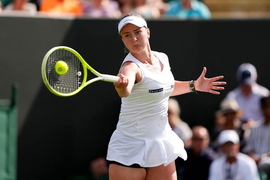 Barbora Krejčíková ve vítězném zápase na Wimbledonu 2025, Krejčíková i další Češky a Češi v Londýně hrají i dnes (5. 7.)
