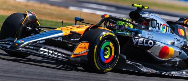 Lando Norris ve speciálně zbarvené Formuli 1 McLaren pro Velkou cenu Velké Británie 2025.