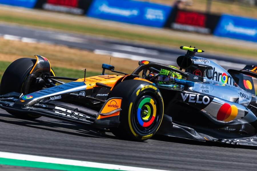 Lando Norris ve speciálně zbarvené Formuli 1 McLaren pro Velkou cenu Velké Británie 2025.