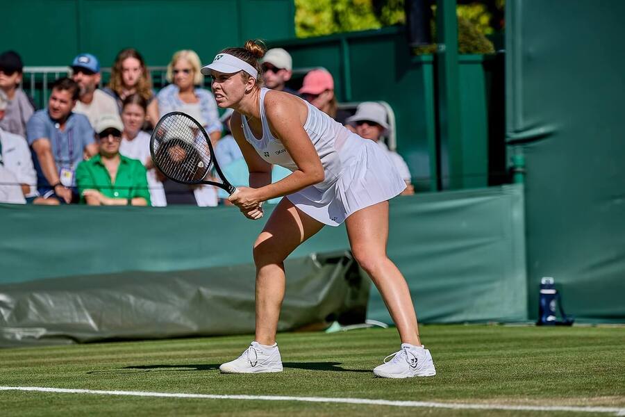 Linda Nosková na Wimbledonu 2025 v Londýně. Kteří Češi a Češky hrají dnes, v neděli 6. července?