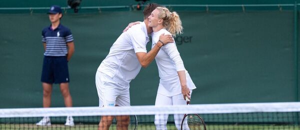 Sem Verbeek a Kateřina Siniaková ve smíšené čtyřhře na Wimbledonu 2025 v Londýně