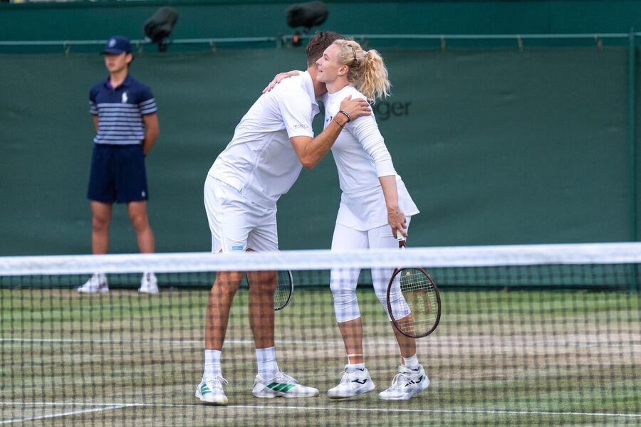 Sem Verbeek a Kateřina Siniaková ve smíšené čtyřhře na Wimbledonu 2025 v Londýně