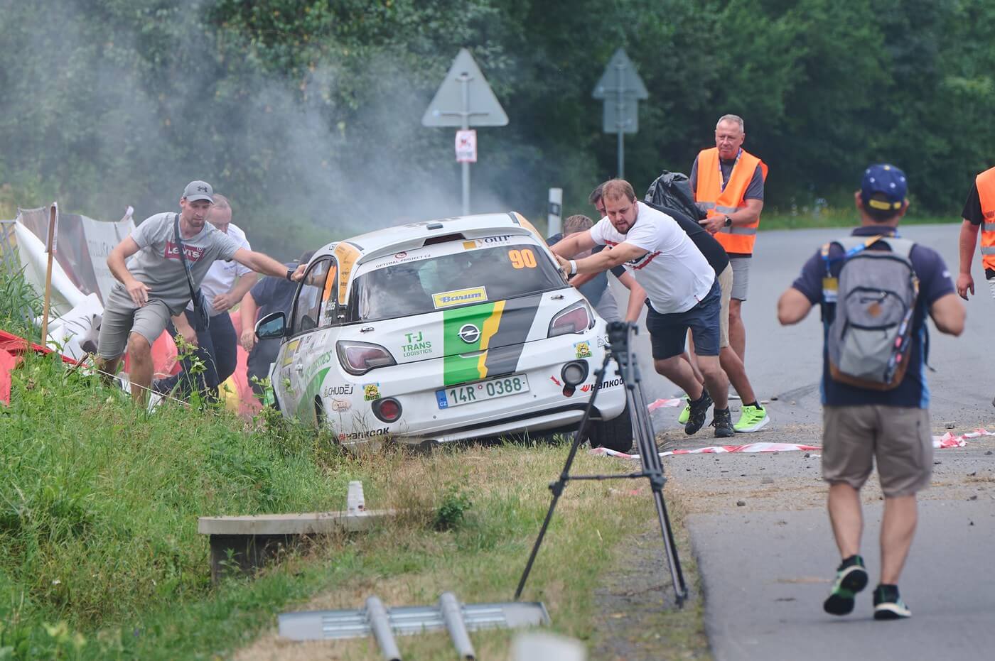 Barum Czech Rally Zlín, posádka Dominik Jakeš / Vítězslav Baďura se dostává mimo trať na RZ Březová, fotka z roku 2024