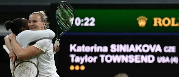 Kateřina Siniaková a Taylor Townsend po výhře na loňském Wimledonu, obhájkyně na Wimbledonu 2025 hrají čtvrtfinále