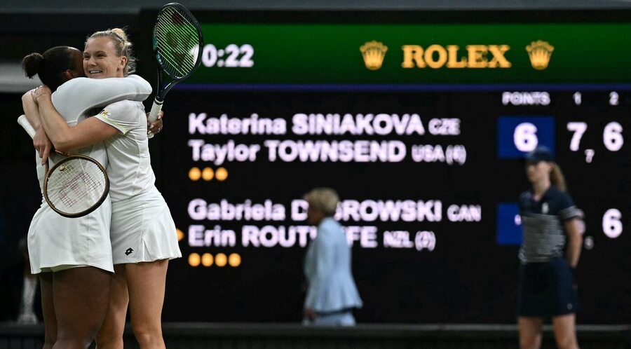 Kateřina Siniaková a Taylor Townsend po výhře na loňském Wimledonu, obhájkyně na Wimbledonu 2025 hrají čtvrtfinále