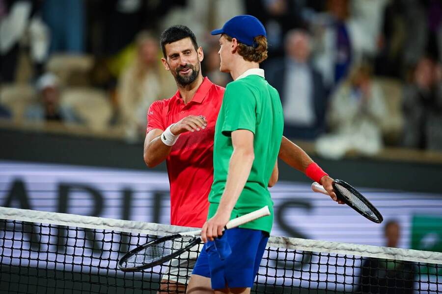 Tenis, ATP, Novak Djokovič a Jannik Sinner během Roland Garros, French Open, Paříž, grandslam
