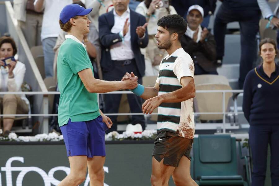 Jannik Sinner a Carlos Alcaraz po finále French Open 2025