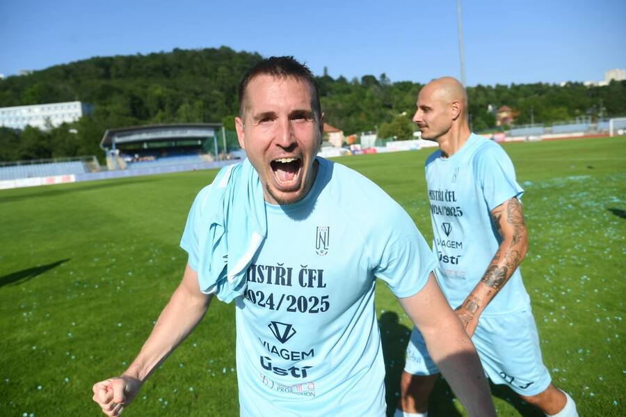 Hráči Ústí při oslavách titulu v ČFL, v popředí Marek Červenka