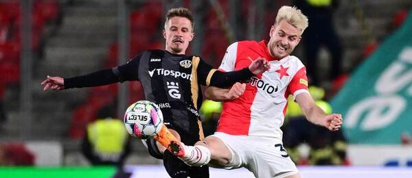 Chance Liga 2024/25: Zleva na snímku Adam Vlkanova z Hradce a Ondřej Zmrzlý v barvách Slavie