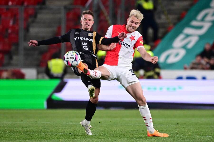 Chance Liga 2024/25: Zleva na snímku Adam Vlkanova z Hradce a Ondřej Zmrzlý v barvách Slavie