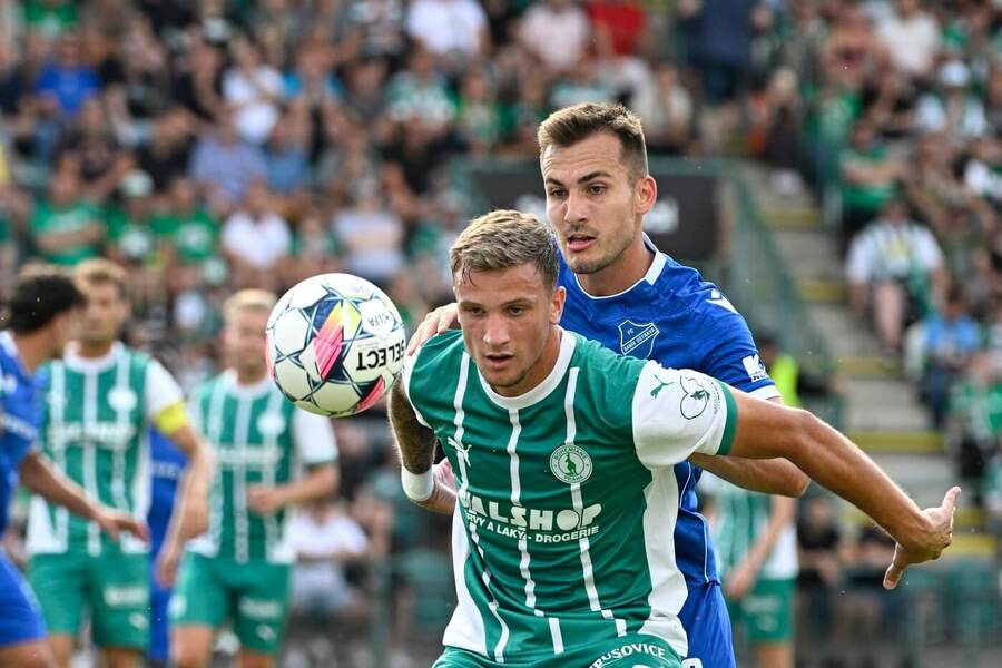 Filip Kubala a Milan Ristovski v souboji o míč, Bohemians vs. Baník Ostrava