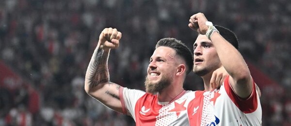 Vasil Kušej a Christos Zafeiris se radují po gólu Slavie proti Hradci