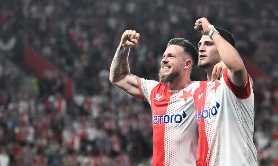 Vasil Kušej a Christos Zafeiris se radují po gólu Slavie proti Hradci