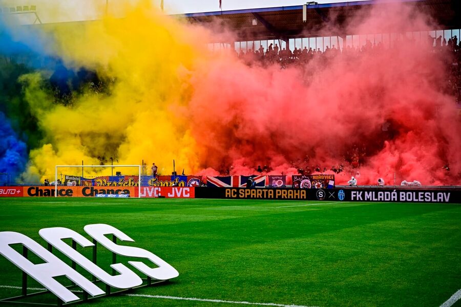 Fanoušci Sparty během utkání 29. kola Chance Ligy 2024–25