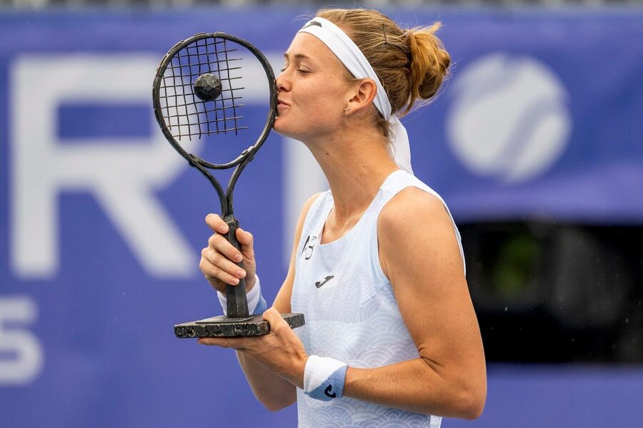 Tenistka Marie Bouzková po sobotním vítězství na WTA Prague Open v Praze, už dnes Bouzková hraje na WTA 1000 v Montrealu.