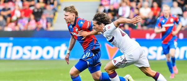 Pavel Šulc a Théo Magnin během zápasu v Plzni