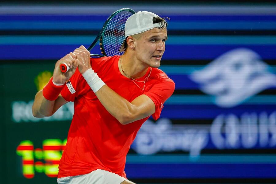 Český tenista Jakub Menšík na turnaji ATP Masters 2025 v Miami, dnes Menšík startuje na tisícovce v Kanadě.