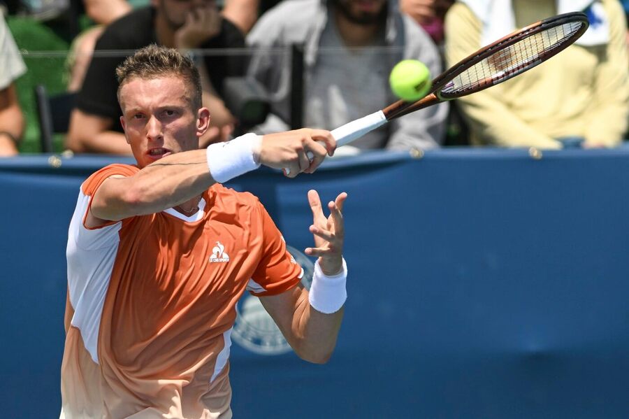 Tenista Jiří Lehečka v zápase ATP ve Washingtonu, dnes Lehečka i další Češi a Češky hrají na National Bank Open v Kanadě.