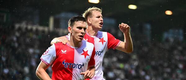 Lukáš Provod (vpředu) a Ondřej Zmrzlý oslavují gól v derby s Bohemians