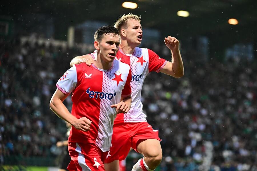 Lukáš Provod (vpředu) a Ondřej Zmrzlý oslavují gól v derby s Bohemians