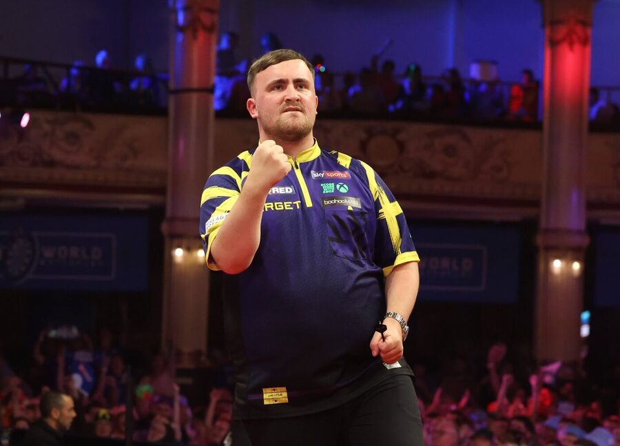 Šipky, PDC, Luke Littler během World Matchplay v anglickém Blackpoolu