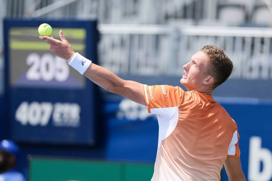 Český tenista Jiří Lehečka podává ve vítězném zápase 3. kola ATP Masters Toronto 2025, dnes Lehečka v Kanadě hraje osmifinále.