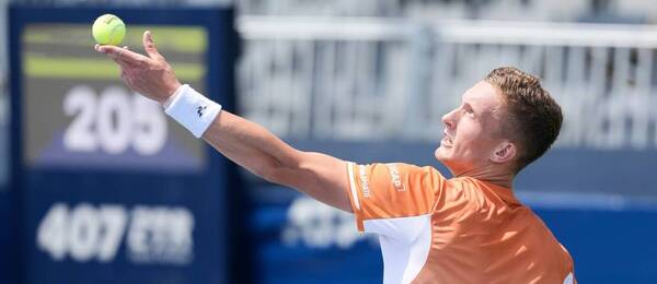 Český tenista Jiří Lehečka podává ve vítězném zápase 3. kola ATP Masters Toronto 2025, dnes Lehečka v Kanadě hraje osmifinále.