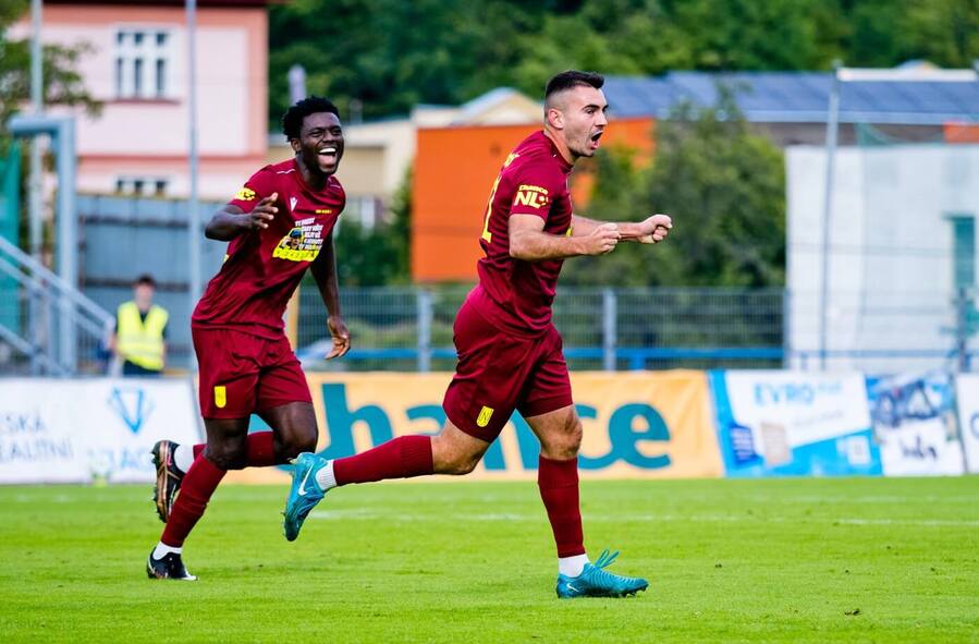 Ondřej Žežulka (vpravo) a Solomon Osaghae slaví gól proti Spartě B