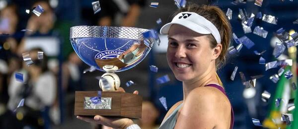 Česká tenistka Linda Nosková s trofejí pro vítězku WTA 500 Monterrey Open v Mexiku.